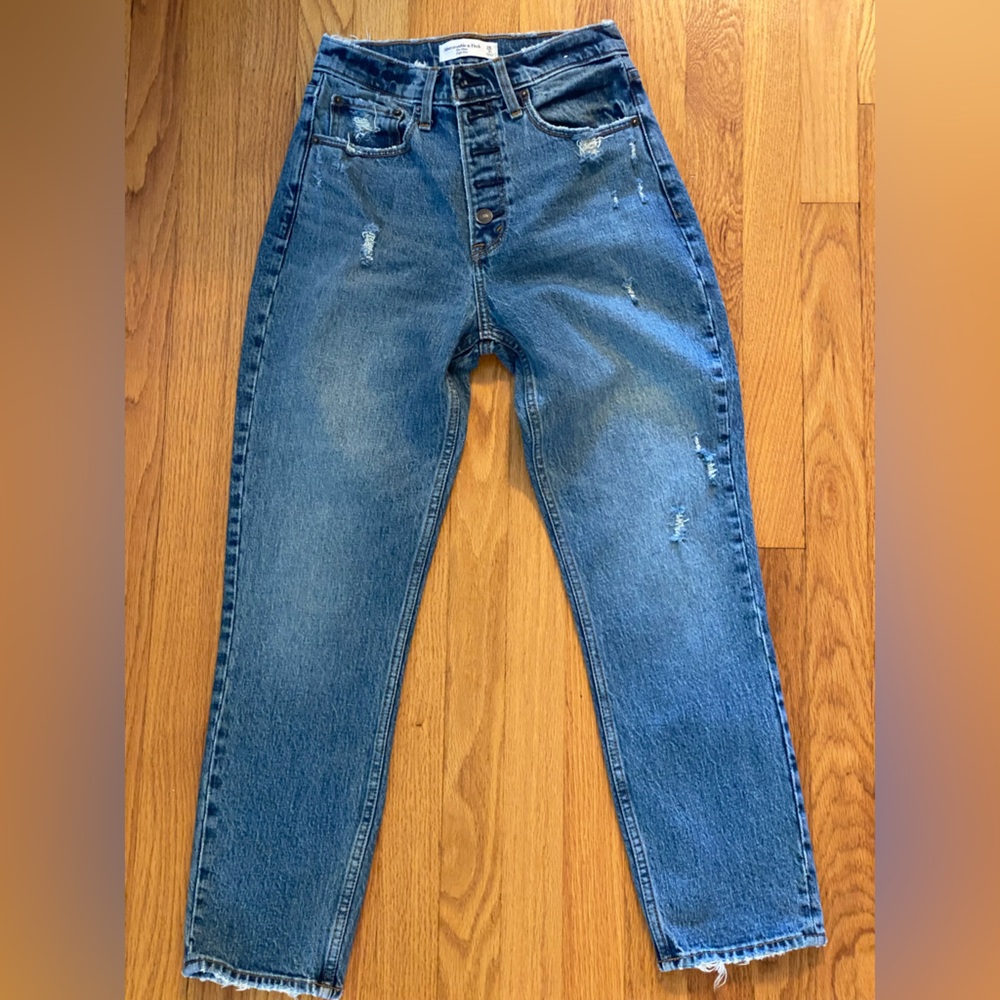 Abercrombie & Fitch, The Mom fit, Medium Highrise, relaxed denim jeans, size 26